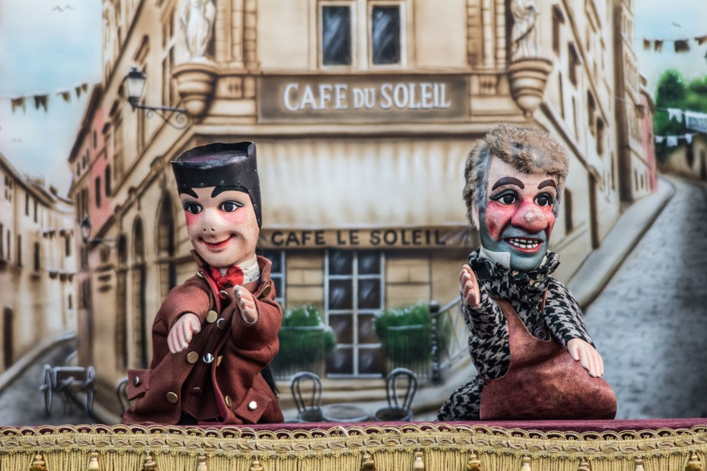 Guignol et Gnafron devant le café du soleil à Lyon. Photo Guignol Guérin